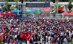 Binlerce kişi milli maçı dev ekranda izledi