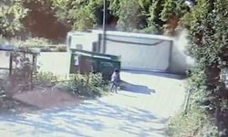 Devrilen kamyonun altında kalmaktan saniyelerle kurtuldu