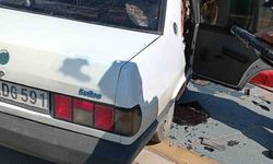 Kaldırıma çarpan otomobilin sürücüsü yaralandı
