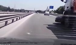Kamyon otomobili önüne alıp metrelerce sürükledi