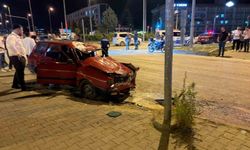 Kırmızı ışık ihlali yapan otomobil, motosiklete çarptı