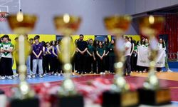 Liseler arası voleybol turnuvasının şampiyonları kupalarını aldı