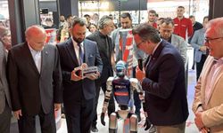 Mağazasının anahtarını 'G1' robotu teslim etti