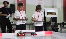 Öğrenciler tasarladıkları mini robotlarla yarıştı
