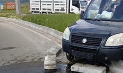 Refüje çıkan hafif ticari aracın sürücüsü yaralandı