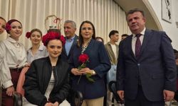 Sepet şeklinde tasarlanan insan saçında çikolata ikramı