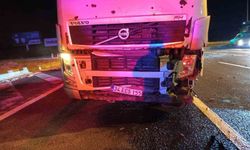Tırın çarptığı otomobil kağıt gibi ezildi: 3 yaralı