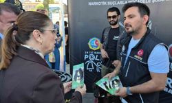 Vali çocuklarla çizgi film izledi, dijital bağımlılığa karşı uyardı
