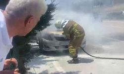 Seyir halindeki otomobilin motor kısmında yangın çıktı
