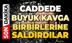 Caddede büyük kavga: Kemer ve ıstakalarla birbirlerine saldırdılar