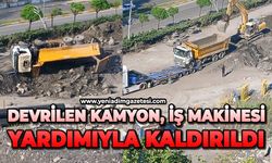 Devrilen kamyon iş makinesi yardımıyla kaldırıldı