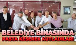 Belediye binasında pasta keserek kutladılar!