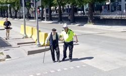 Trafik polisinin yürümekte zorlanan yaşlı adama yardımı yürekleri ısıttı