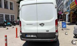 Geri manevra yapan panelvan yaşlı kadına çarptı