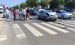 Işıklı kavşakta 2 otomobil çarpıştı: 1 yaralı