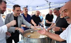 Pazar esnafına aşure ikramı