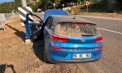 Refüje çarpan otomobildeki 2'si çocuk 4 kişi yaralandı