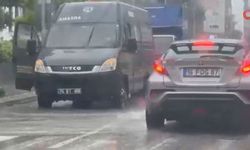 Sağanak alarmı: Cadde ve sokaklar göle döndü