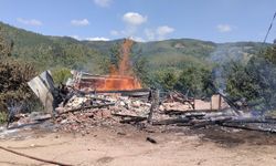 Alevlere teslim olan ev küle döndü