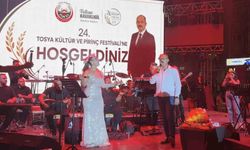 Belediye başkanı konserde şarkı söyledi, vatandaşlar unutulmaz bir gece yaşadı