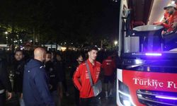 A Milli Futbol Takımı'nı otel önünde yüzlerce taraftar karşıladı