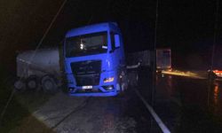 Bolu'da yağmurda kayan tır kazaya neden oldu: 2 yaralı