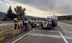 Otomobil refüje çarptı: 3 yaralı