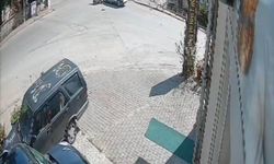 Hafif ticari araç ile motosiklet çarpıştı