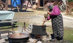 Kadınların kış mesaisi başladı: Elmalar kazanlarda pekmeze dönüşüyor