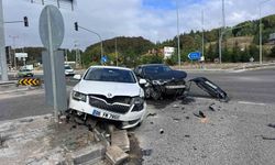 Kavşakta iki otomobil çarpıştı