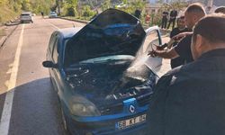 Seyir halindeki otomobilde çıkan yangını itfaiye söndürdü