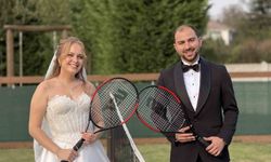 Tenis kortlu köyde gelinlik ve damatlıkla maç yaptılar