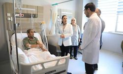 Vali Arslan Kıbrıs Gazisini hastanede ziyaret etti
