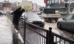 Sağanak sonrası yollar dereye döndü: Vatandaşlar kaldırımda demir korkuluklara tırmandı