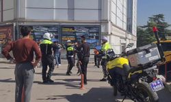 Karabük'te elindeki bıçağı boğazına dayayan şahsa polis müdahale etti