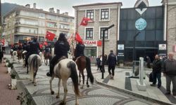Cumhuriyet'in 103'üncü yıl dönümünde tarihi İstiklal Yolu'nu atlarla geçiyorlar