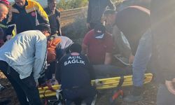 Devrilen traktörün altında kalan sürücü yaralandı