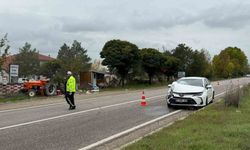Traktöre çarpan otomobilin sürücüsü yaralandı