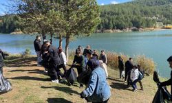Üniversite öğrencileri hem manzaranın tadını çıkardı hem de tescilli gölette temizlik yaptı