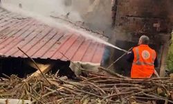 Uykusunda tek katlı evi küle döndü, camdan atlayarak canını kurtardı