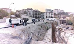 Yol çalışmasını fark edemeyince aracı 4 metrelik şarampole devrildi