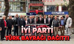 İYİ Parti’den Türk bayrağı dağıtımı