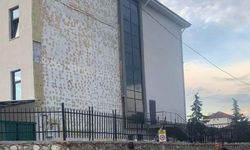 Fırtına okulun dış cephesine zarar verdi