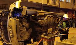 Elektrik panosuna çarpan minibüs devrildi, sürücü olay yerinden kaçtı