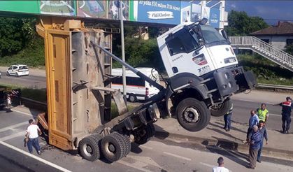 Sakarya'da damperi açılan kamyon üst geçitte asılı kaldı