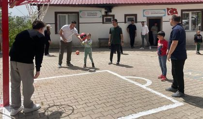 Üniversite öğrencilerinden köy okuluna anlamlı destek