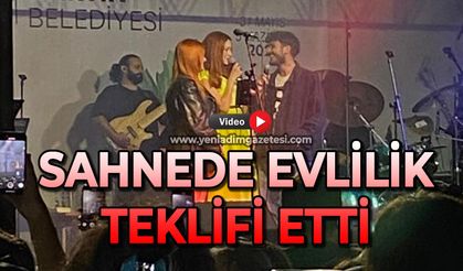 Sahnede evlilik teklifi