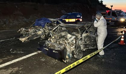 Alev topuna dönen otomobillerden geriye demir yığınları kaldı
