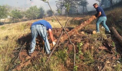 Kadınlar bidonlarla su taşıyarak yangınlara müdahale etti