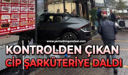 Kontrolden çıkan cip şarküteriye daldı